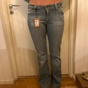 Ljusblå lågmidjade jeans från Lee - Säljer ett par snygga ljusblå jeans från Lee i nytt skick. De är  bootcut och är lågmidjade💓passar mig perfekt som är 175 cm lång!