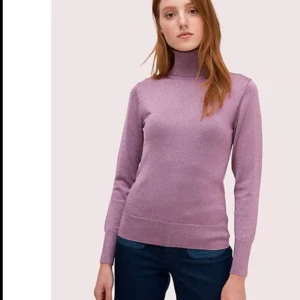  Glittrande polotröja - Kate Spade Sparkly Turtleneck Sweater lavander lightweight and excellent condition 
 
 62% cupro, 15% polyester, 13% polyamide, 8% metallic, 2% elastane
 
 Dry clean only 
 
 Size: Small 
 Pit to pit: 16”
 Length: 23”