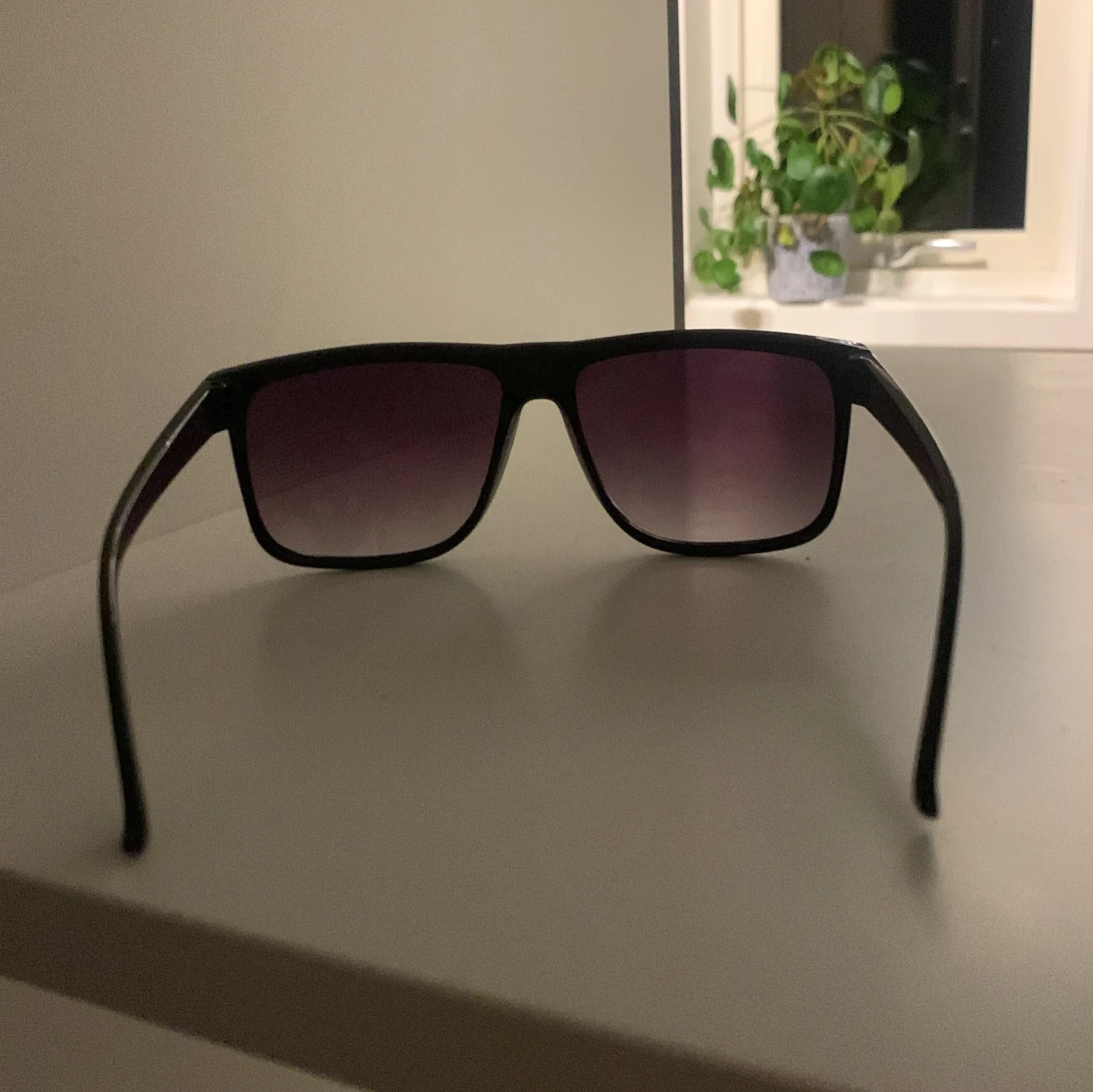 Svarta solglasögon med lila tonade linser - 90