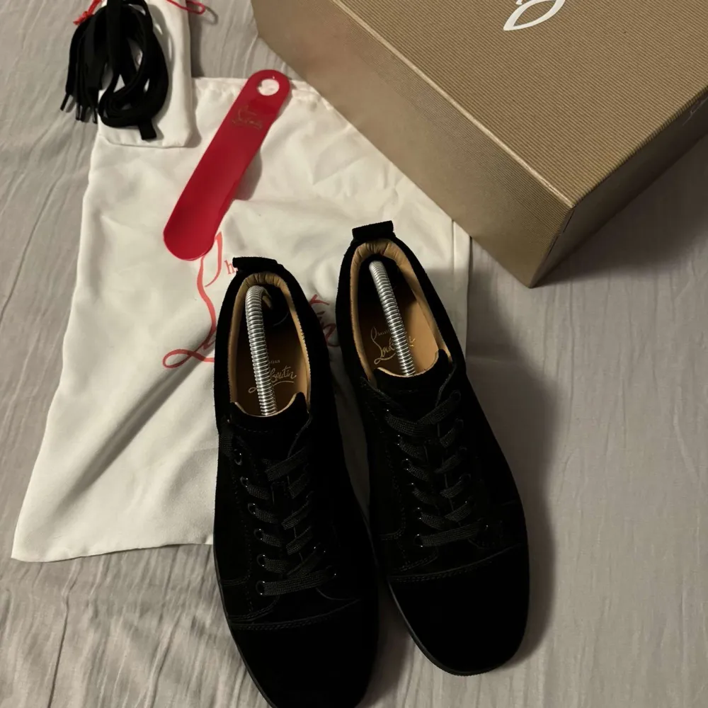 säljer mina nästan helt nya Louboutin skor. De är endast använda 1 gång och är i 10/10 (sprillans nytt) allt på bilden ingår. Skorna säljs för 2300. Skor.