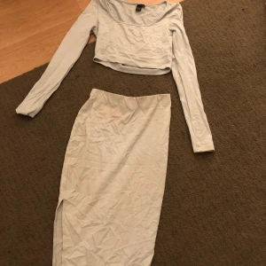 Sett - Topp o kjol med slits 