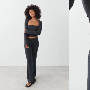 Grå set yoga pants  - Säljer denna jättefina sett från gina, både byxorna och tröjan är använd några få tal gånger och är i mycket bra skick💞