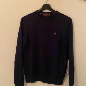 Morris tröja - Säljer en marinblå/mörkblå Morris tröja i merinoull. Skick: 8/10 den har ett litet hål på högerarmen men annars toppskick. Storlek: XS. Vid frågor är det bara att höra av sig!