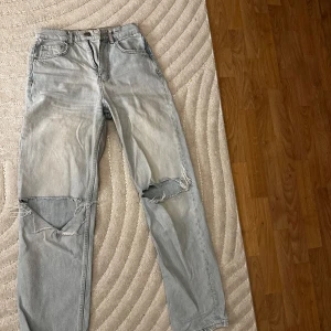 Jeans med hål i  - 💙🩵bra skick
