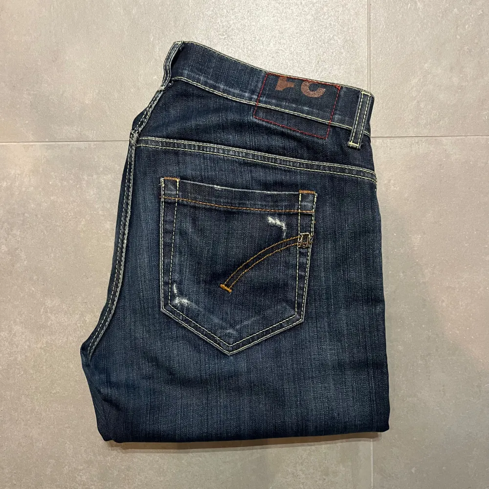 Säljer nu ett par Dondups jeans i dunder skick med riktigt snygga slitningar. Storlek W31, fråga om mått eller om ni funderar på något!. Jeans & Byxor.