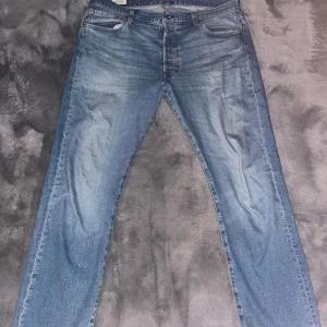 Levis 501 - Levis 501 Jeans i stolek 36/32 jätte fint skick inga hål eller slitningar 