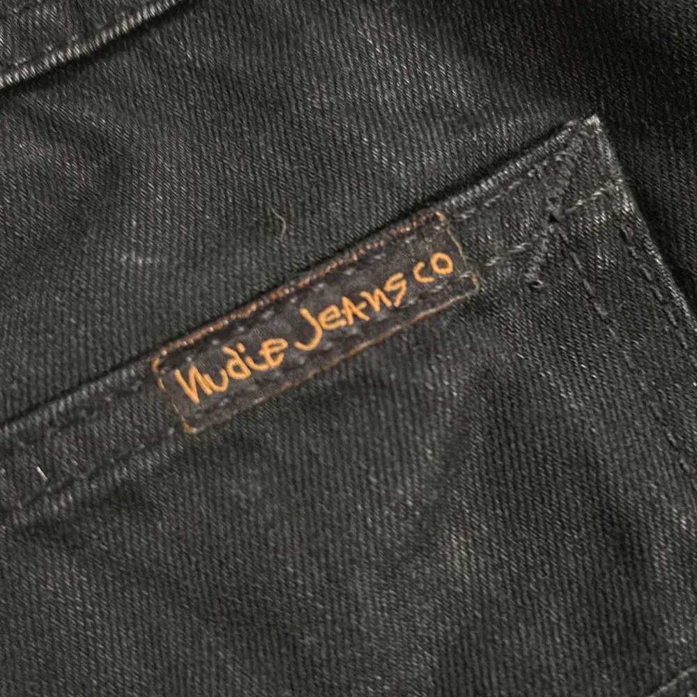 säljer nu mina svarta jeans från nudie eftersom de är lite för långa för mig. de är i jättebra skick utan några hål bara lite tecken på användning som inte syns när man använder dom. har du någon fundering så är de bara att fråga på! INGET FAST PRIS!. Jeans & Byxor.