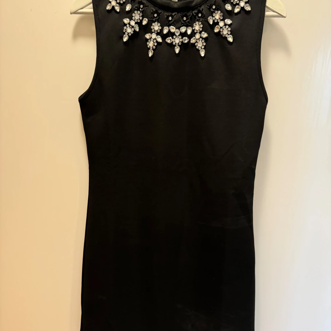 Svart klänning med pärldetaljer från BikBok