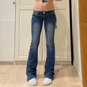 Superlågmidjade jeans🤩 - Nyskick med lappar kvar!!! Slim/bootcut😻midja 39 cm rakt över plus stretch, gren 16 cm o innerben 88 cm! Jae 169 o xs-s o de sitter bra men är åt det större hållet alltså S fastän de är märkta som strl 40