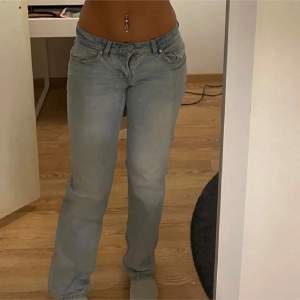 Säljer ett par ljusblå jeans i bra skick. De har en klassisk femficksdesign och är perfekta för vardagsbruk. Passformen är straight och de är midwaist, vilket gör dem bekväma och stilrena. Perfekta för både vår och höst! endast den bilden visas