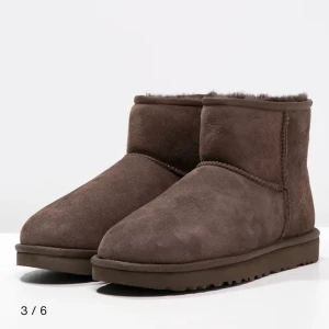 Uggs classic mini  - Säljer ett par supermysiga bruna UGG boots i mocka. Perfekta nu när det börjar bli kallt. Köptes för två år sen men är ändå i bra skick men därav även priset! Storlek 38, skorna är inte sönder någonstans eller så utan mer att man att de fått fläckar av snön på på ovansidan av skon! 