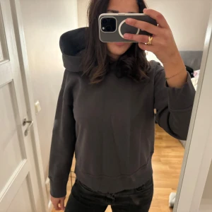 Zara hoodie - Mysig hoodie från Zara i mörkgrå, storleken är S men skulle säga att den är mer mellan XS o S🩶