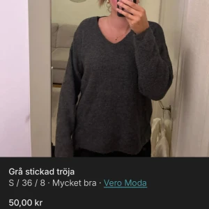 Grå stickad tröja från Vero Moda - Säljer en supermysig grå stickad tröja från Vero Moda i mycket bra skick. Den har en v-ringad hals och långa ärmar, perfekt för kyliga dagar. Passar både till vardags och lite finare tillfällen. Skön och stilren, ett måste i garderoben! 💫