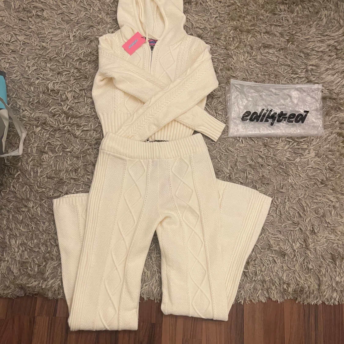 Vit stickad hoodie och byxor från Edikted - 90