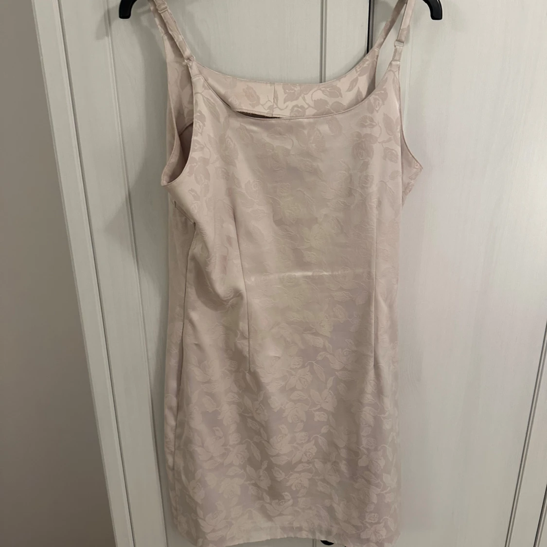 Beige klänning med blommigt mönster - 90