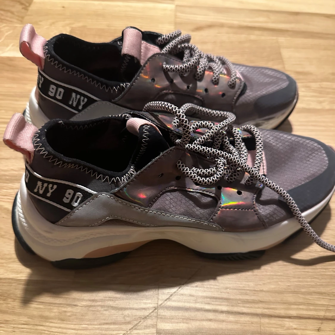 Steve Madden sneakers med rosa detaljer