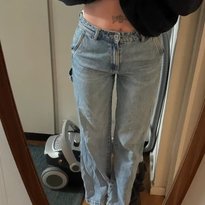 Cargojeans - Cargojeans från Zara i storlek 36. Supersnygga men kommer inte till användning. Inga defekter!