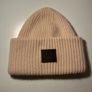 Acne studios mössa💕 - Säljer min jättefina acne studios mössa som jag endast använt fåtal gånger så den är i väldigt bra skick! Däremot har den en svag smink rand som är lite svår att få bort. Annars inga defekter!