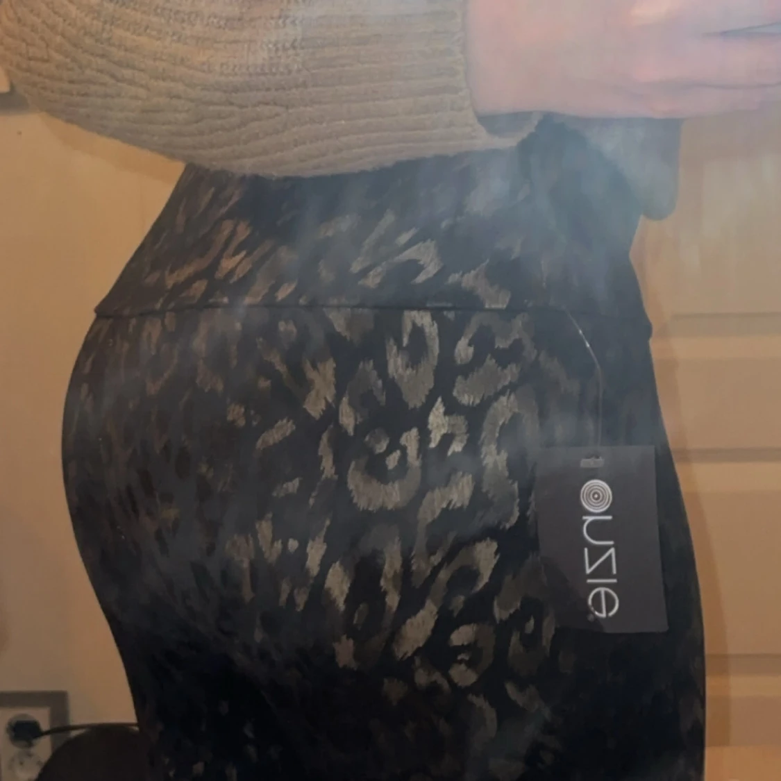 Svarta leopardmönstrade leggings från Onzie - 90
