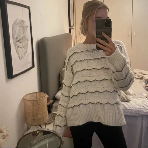 Vit stickad tröja från Zara - Mysig vit stickad tröja från Zara i storlek S. Den har volanger med svarta detaljer  