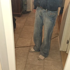 Ljusblå jeans från Diesel industry. - Säljer ett par snygga blå jeans från Diesel i bra skick. De har en klassisk femficksdesign med slitna detaljer på bakfickorna och en cool tvättad look. Perfekta för både vardag och fest! 