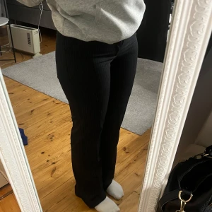 Randiga kostymbyxor  - Randiga kostymbyxor, säljer för dom inte kommer till användning. Storlek 38/Reg