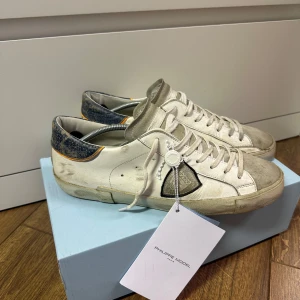  Philippe Model - Tvär feta Philippe Model i storlek 42. Skorna är använda men fortfarande ganska bra skick! 7,5 skick