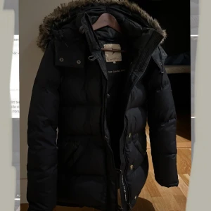 Svart dunjacka med pälsdetaljer - Säljer min boomerang jacka i storlek xxs men passar även xs. Den är i bra skick o har inga skador, priset kan diskuteras vid snabb affär. 