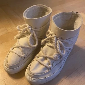 Inuikii skor - Säljer ett par supermysiga vita skor från Inuikii 💖💖💞💞💞