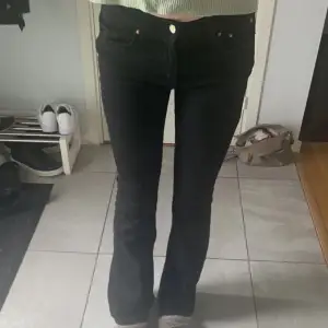 Säljer mina lågmidjade jeans från Gina Tricot🩷min syster på andra bilden är 163 cm lång, säljer eftersom de är för små för mig och ej kommer till användning. Använd ca 4 gånger, nypris 500 kr🩷