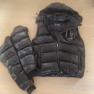 Shiny Corvidae Puffer/Väst - Säljer denna Corvidae Puffer V1. Använt några gånger men den är i top skick! Kan användas som både väst och jacka så den är jätte versatil💪.     Både armarna och luvan är detachable.           Storleken är XS, men passar mest som en S.                      
