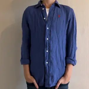 Säljer nu denna Ralph lauren linneskjortan. Den är relaxed fit, storlek xxs men passar xs bättre. Personen på bilden är 162cm lång för referens. Nypris är runt 1000kr. Inga hål, fläckar eller defekter. Pris kan diskuteras vid snabbköp.