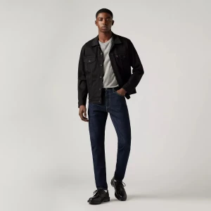 Levi's jeans i mörkblå denim - Säljer min killes klassiska Levi's jeans i mörkblå denim. Modellen heter 512 (herr) och nypris är ca 1200. De har en snygg straight fit och är i bra skick. 