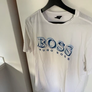 t-shirt från Hugo Boss - Hugo boss tröja med medel bra skick men snygg och passar alla stilar