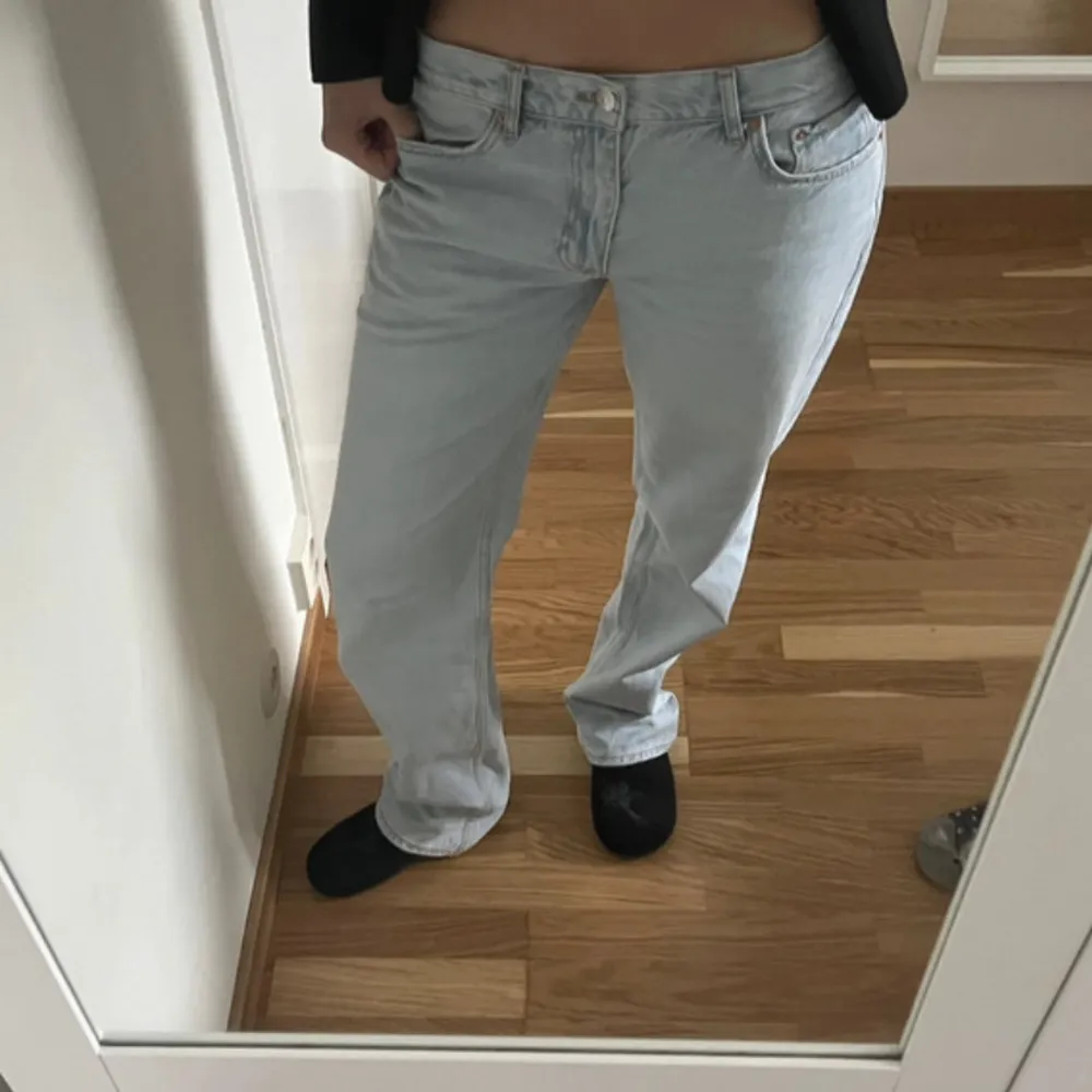 Säljer ett par ljusblå jeans i loose fit. De är midmidjade. Perfekta för en avslappnad stil och passar till både vardag och fest. Skicket är mycket bra och de är superbekväma att ha på sig. . Jeans & Byxor.