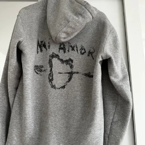 Grå hoodie med tryck - Skitsnygg hoodie💞💞