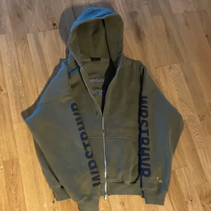 WRSTBVHR Zip Hoodie - Tja! Säljer nu min WRSTBHVR zip hoodie som är i bra skick! Den är jättetjock och skön nu till vinter och är i storlek S, så passar dig som är från 175-185! 🤙🏼 Ända defekten är att en del av zippern är trasig och att det är en liten fläck vid ärmen men inget stort (se bild 5) men annars är den i bra skick, därav priset. 🔥 Nypris ligger på runt 1000kr men priset är inte hugget i sten så det är bara att skicka ett meddelande vid frågor eller funderingar! ✅🙌🏼