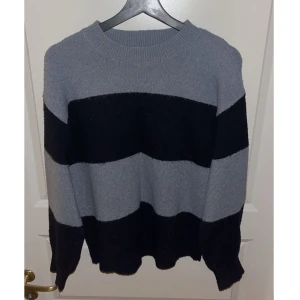 Randig stickad tröja från H&M - Säljer en mysig stickad tröja från H&M i storlek M men passar som S. Inga defekter eller så. Perfekt för höst och vinter. Hör av din om du är intresserad!