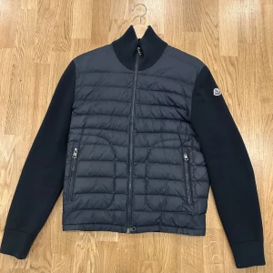 Moncler cardgian navy  - - Moncler Cardgian Navy - Size: M - 9/10 - Price: 4499 SEK