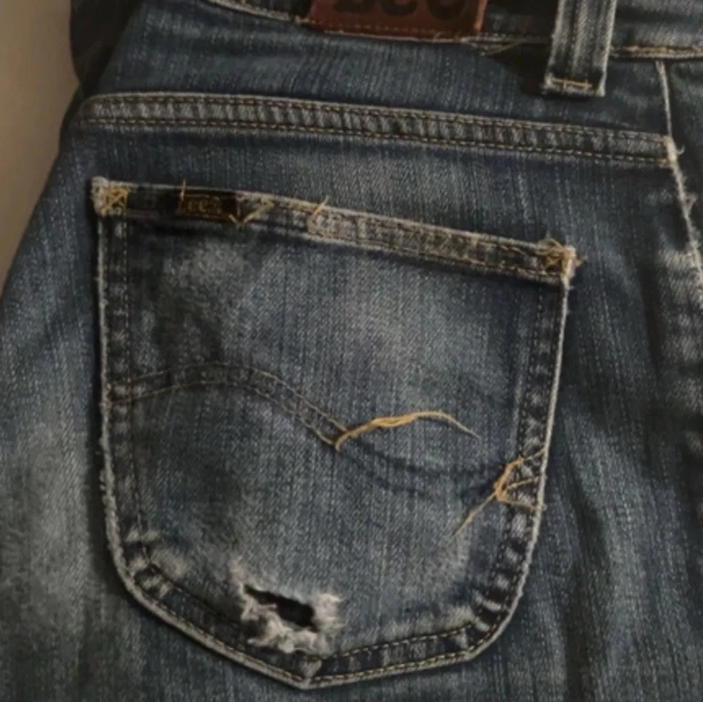 Säljer ett par snygga lågmidjad bootcut jeans från lee. Det finns en liten hål i bakfickan och några lösa trådar men annars är det i bra skick. Säljer pg.a den passade inte mig, därför har jag aldrig använt den. Bilderna är lånad och hon i bilden är 175cm. 💕💕  Skriva vid fler frågor !!. Jeans & Byxor.