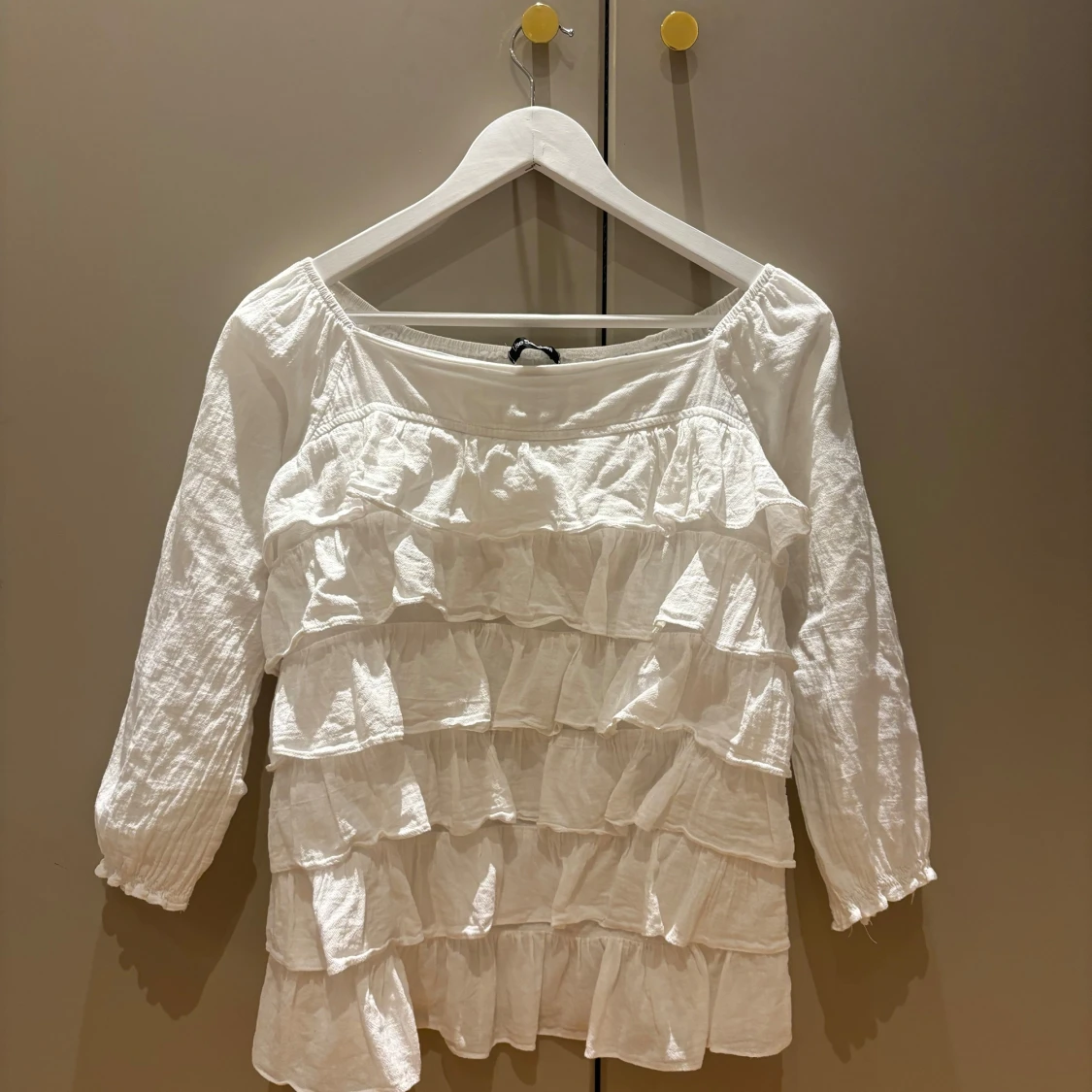 Vit blus med volanger