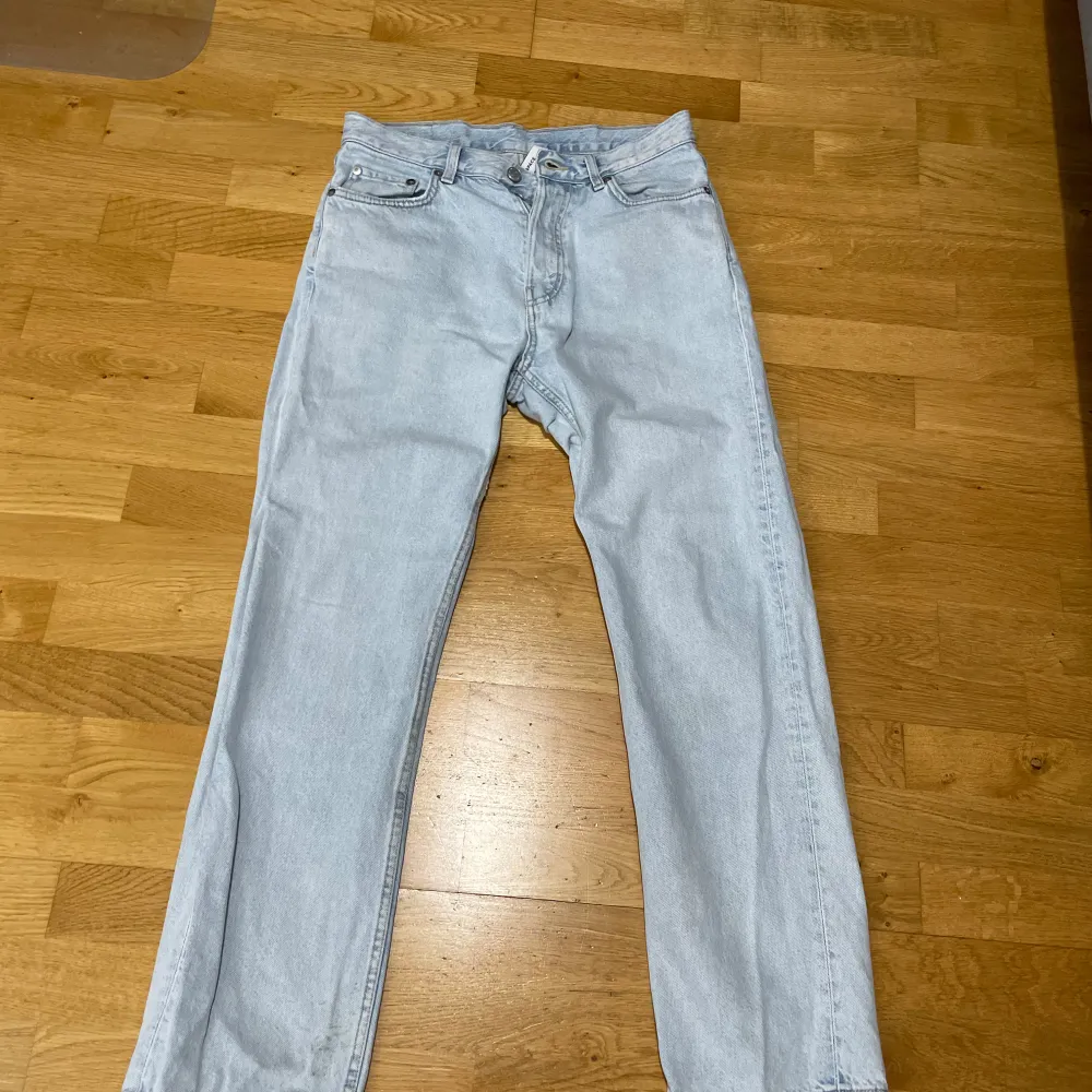 Weekday space jeans i bra skick. Storlek W27 L30 vilket motsvarar W29.. Jeans & Byxor.