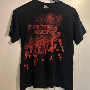 Vintage 2000-tal Rage against the machine t-shirt - Cool band tisha som aldrig har fått någon använding                                                                   . Satt alldeles för tight för mig, jag är 188cm lång
