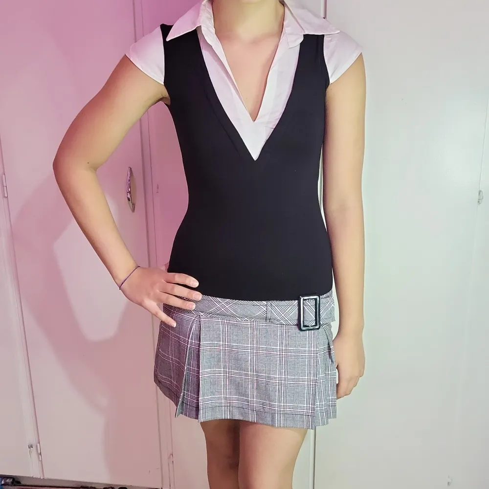 Superfin, grå/rutig klänning. Kjolen har en klassisk plisserad design som ger en stilren look. Britney Spears- inspirerad, perfekt för både vardag och fest! 🖤 OBS! Det är är klänning och INTE två delar!. Mekot.