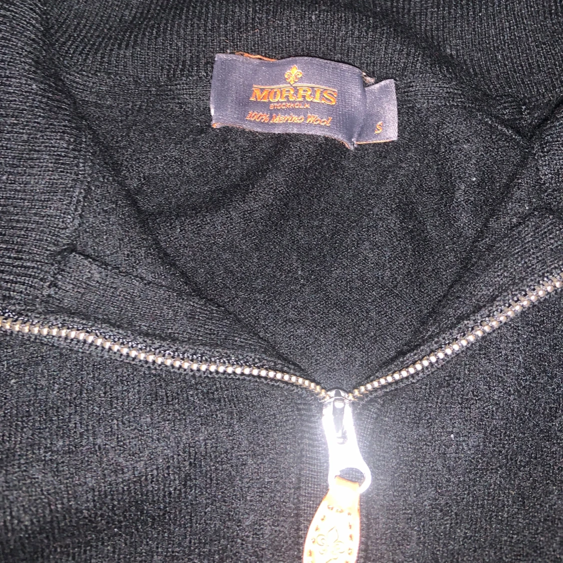 Svart tröja med dragkedja från Morris - 91