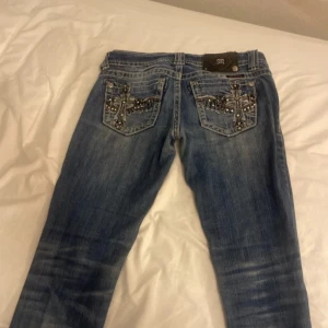 low waisted miss me jeans  - skitsnygga miss me jeans i storlek 25. kommer inte att sänka priset då designen på fickorna inte säljs längre. midjemåttet är 37 cm💗 för fler frågor så skriv privat