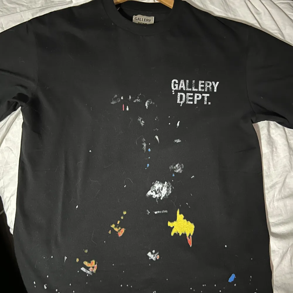 Säljer min gallery dept limited edition t-shit för billigt pris. Väldigt fint tryck med många olika färger som man kan ha till en skön look.. T-paidat.