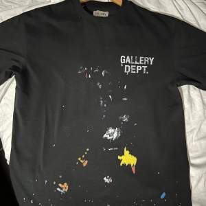 Säljer min gallery dept limited edition t-shit för billigt pris. Väldigt fint tryck med många olika färger som man kan ha till en skön look.