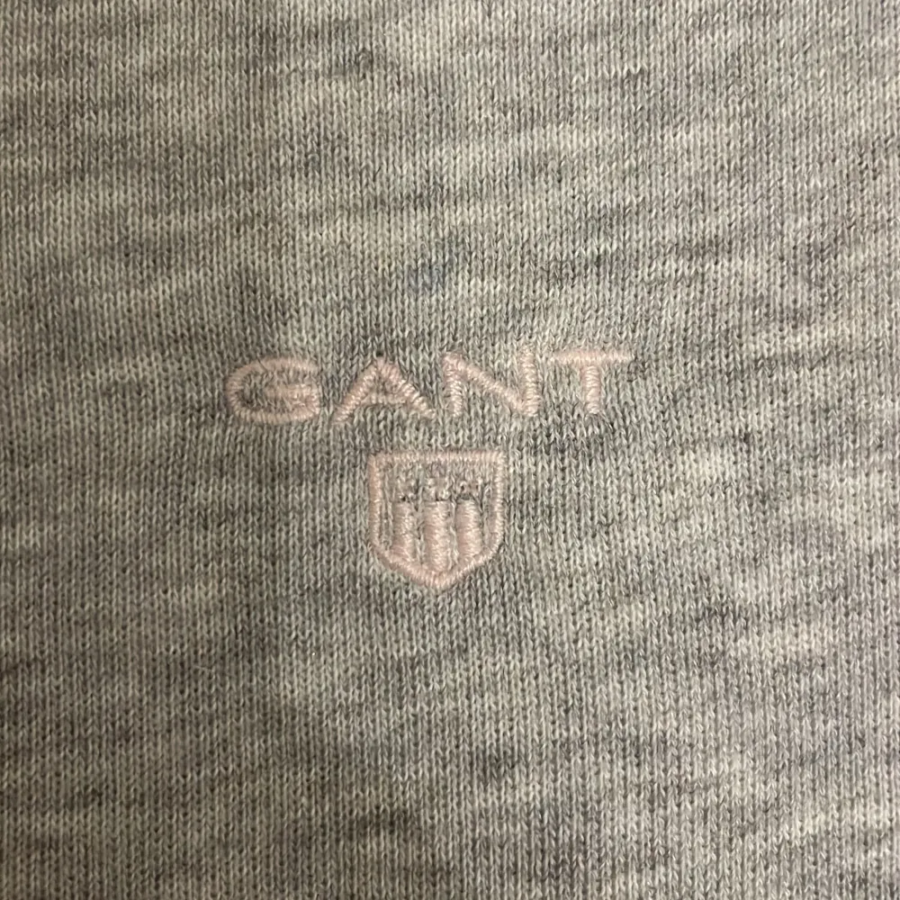 Säljer en stilren grå sweatshirt från GANT i bra skick. Tröjan har en broderad logga på bröstet och är tillverkad i mjukt bomullsmaterial. Perfekt för både vardag och avslappnade tillfällen. Något slitage syns på nära håll, men inget som stör helhetsintrycket. Passar perfekt till jeans eller chinos! De har en liten fläck på framsidan men inget man tänker på.. Tröjor & Koftor.