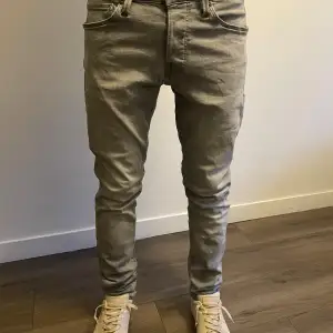 Vi säljer dessa feta Jack n Jones jeans i storlek 29/30. Skick utifrån bilder!